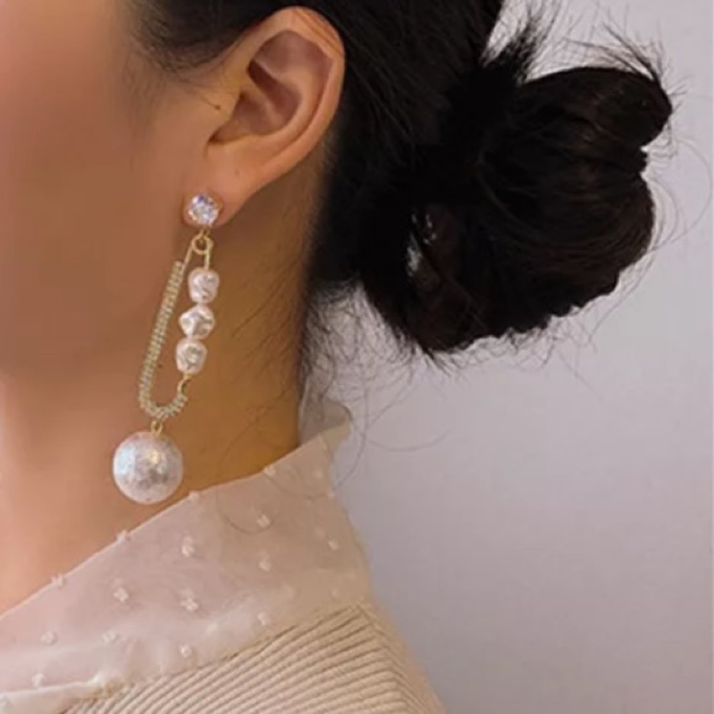 🌟 Big Pin Gold Tone Pearl Earrings - Picture 3 of 6